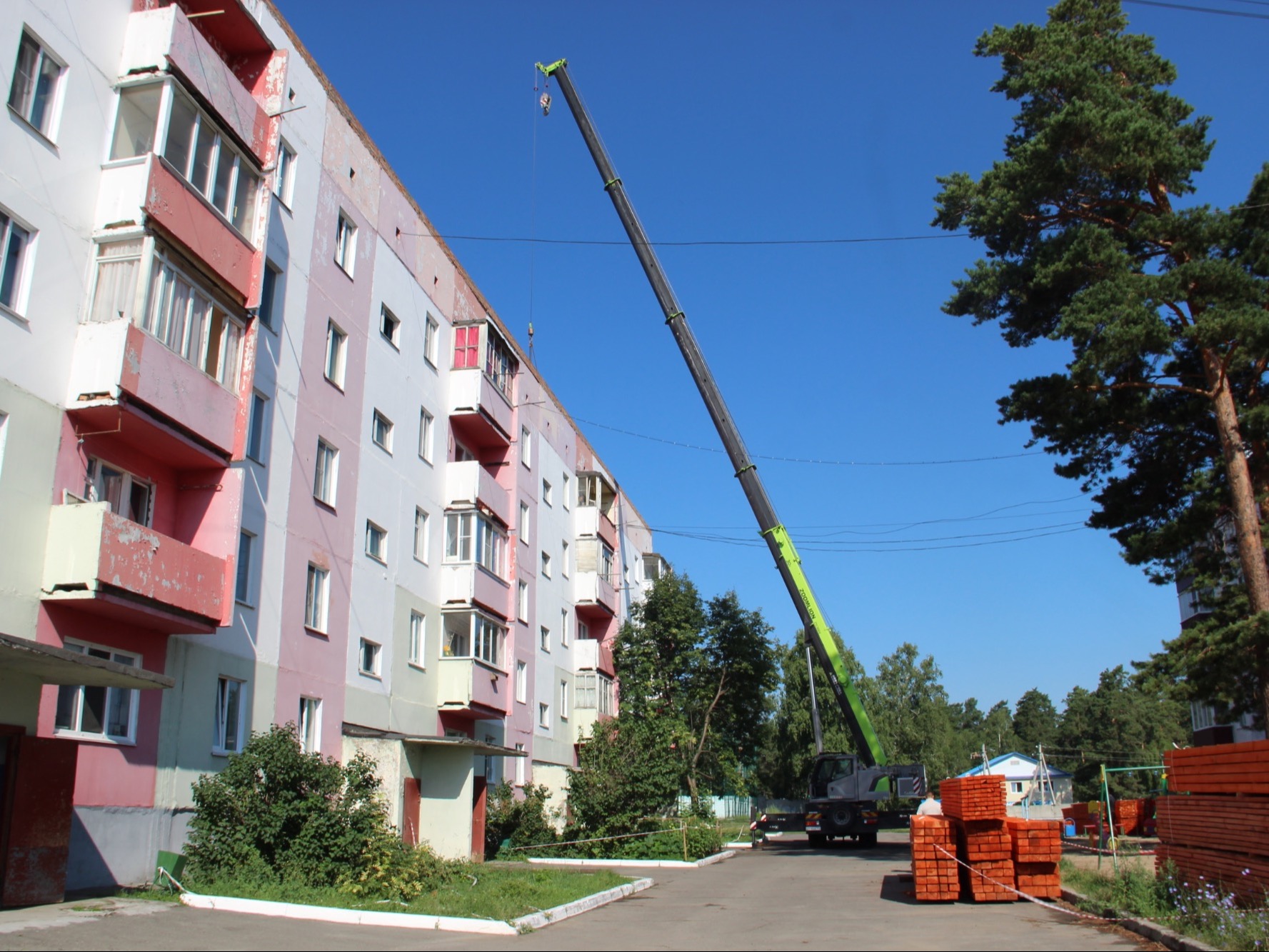 СТРОЙПЛОЩАДКА НА ПРИДОМОВОЙ ТЕРРИТОРИИ.