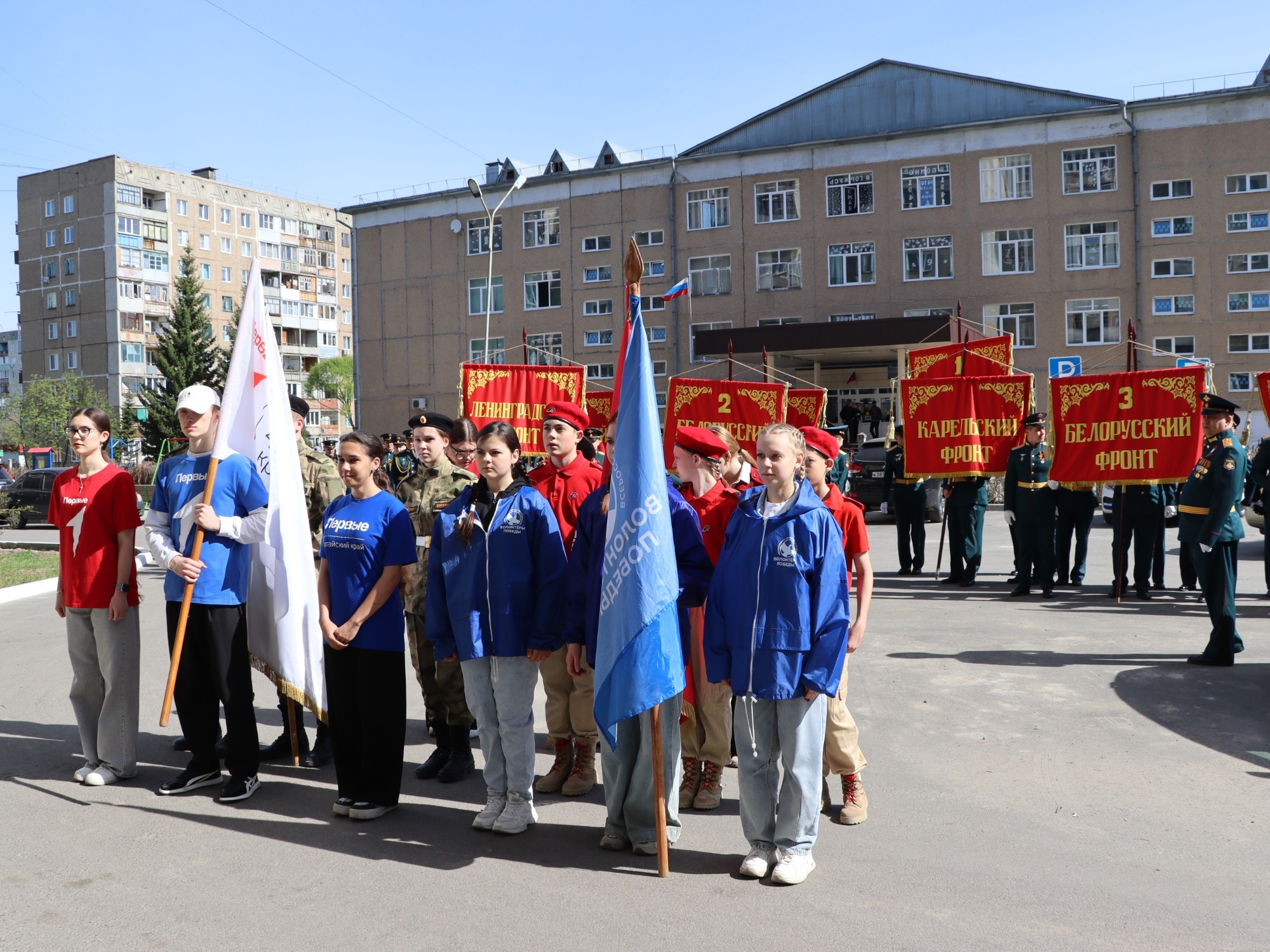 ПАРАД ПОД ОКНАМИ: СПАСИБО ЗА ЖИЗНЬ!.
