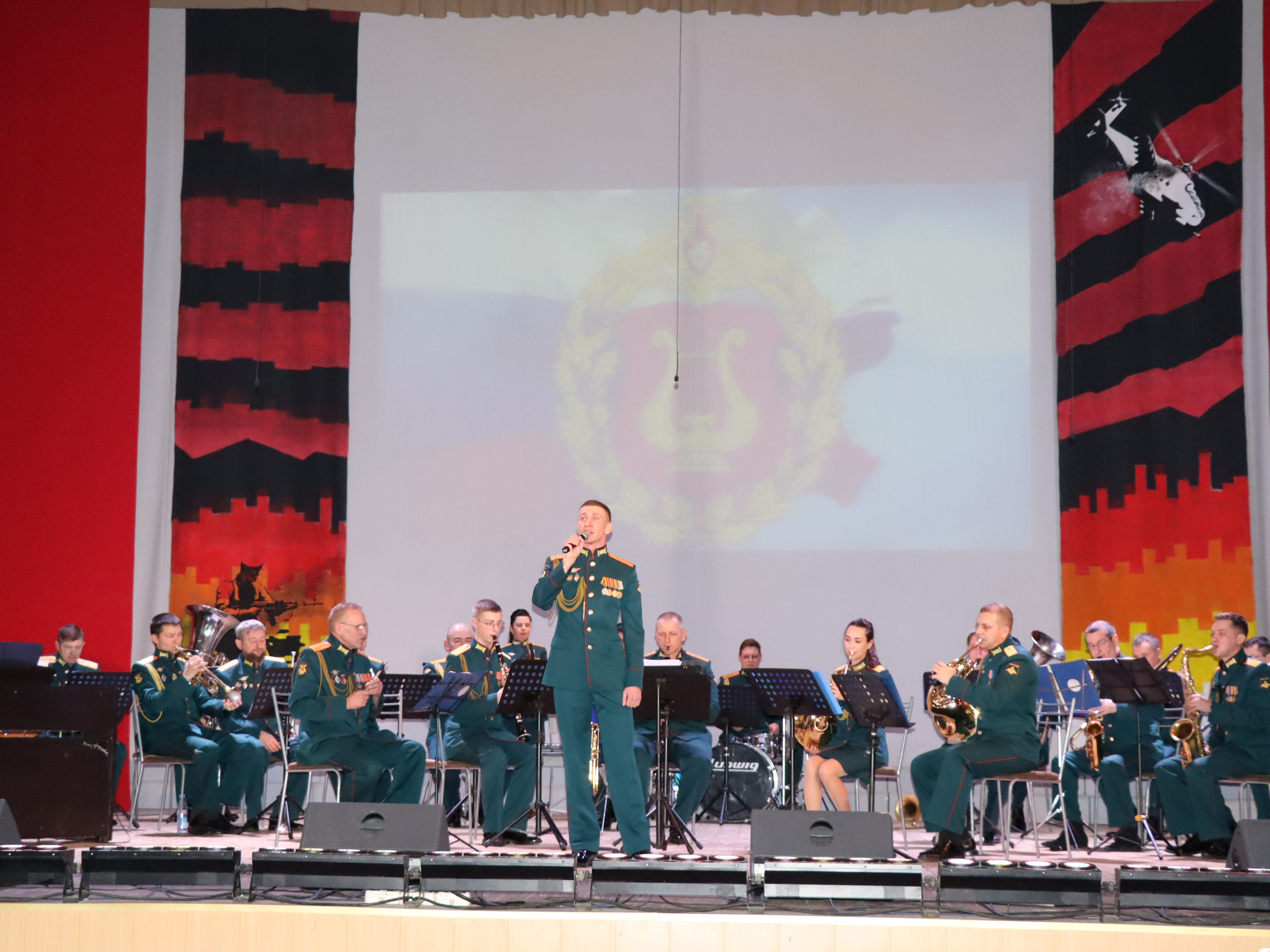 ВОЕННЫЙ ОРКЕСТР СНОВА РАДУЕТ ЗРИТЕЛЕЙ.